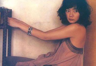 她是一代影后<strong></p>
<p>币圈新秀</strong>，曾被王家卫看中，虽出身名门却靠伦理片走红