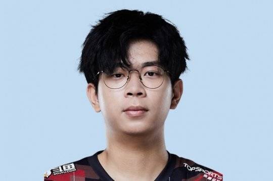 LOL官方通报黑洞king违规封三年；PDD谈LPL环境：新人青黄不接