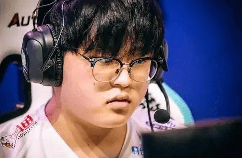 LOL官方通报黑洞king违规封三年；PDD谈LPL环境：新人青黄不接