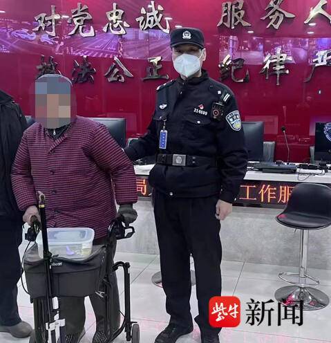 百岁老人遛弯突然摔倒，警民联手暖心救助