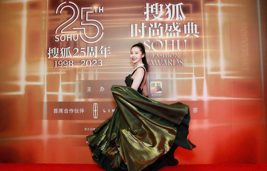 演员郑子好甜飒出席2022搜狐时尚盛典