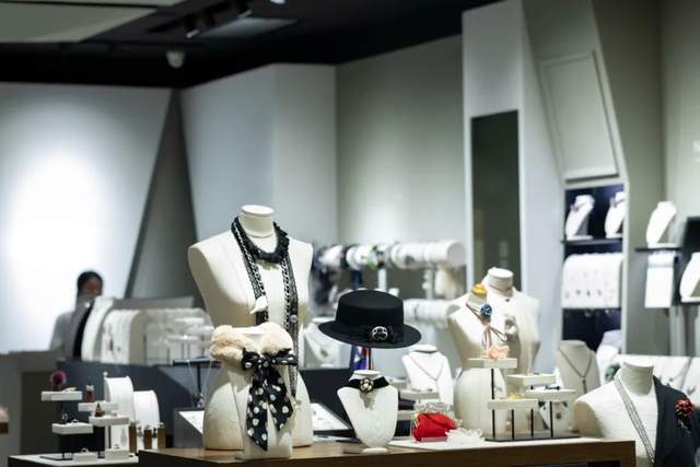 明牌珠宝股票投资浮亏、又砸百亿搞光伏 多少跨界底气、炒概念作秀？