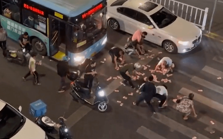 厦门街头惊现神秘男子疯狂“撒币”<strong></p>
<p>聚币网哪些币是eth</strong>！现金1分钟内被疯抢？网传原因是它？警方已介入！