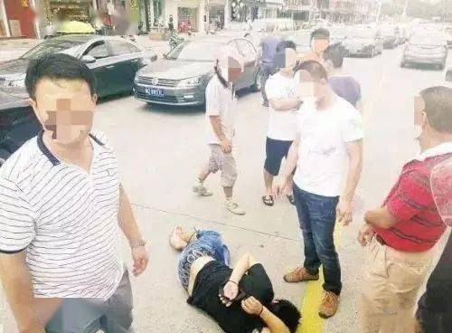 厦门街头惊现神秘男子疯狂“撒币”<strong></p>
<p>聚币网哪些币是eth</strong>！现金1分钟内被疯抢？网传原因是它？警方已介入！