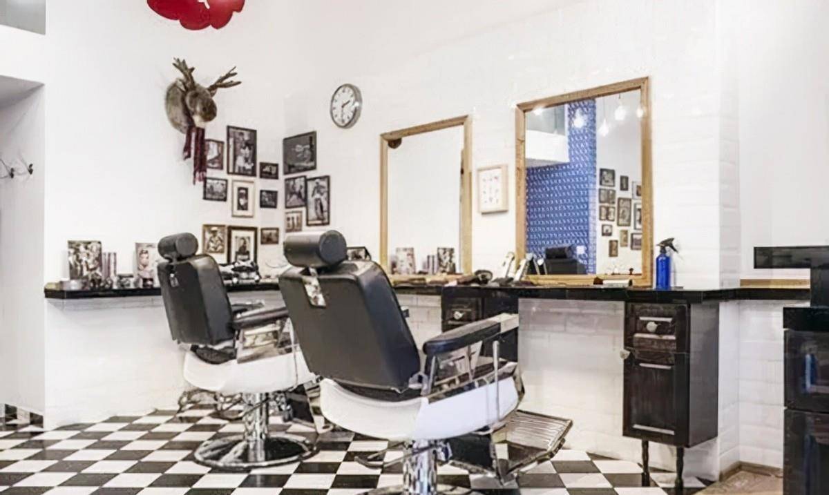 34年前他借给了朋友1000元钱<strong></p>
<p>民国34年法币1000元</strong>，32年后被还了1000万元