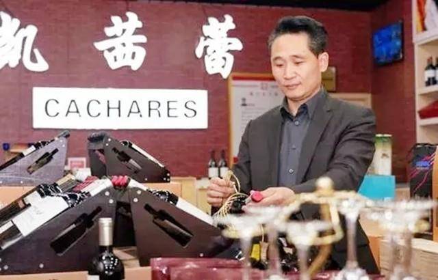 34年前他借给了朋友1000元钱<strong></p>
<p>民国34年法币1000元</strong>，32年后被还了1000万元