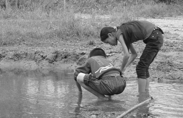 农村孩子在河里捡到“巧克力”<strong></p>
<p>货币的时间价值案例</strong>，是千年前的流通货币，价值上亿