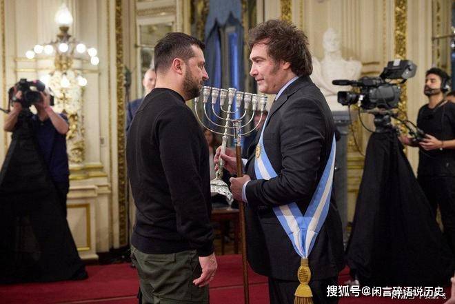 俄罗斯民众紧急排队兑换货币<strong></p>
<p>交易货币</strong>！新制裁终止美元交易？