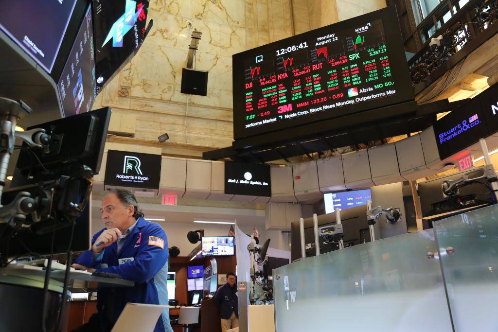 鲍威尔“明示”降息<strong></p>
<p>美系货币</strong>，美货币政策风险难消