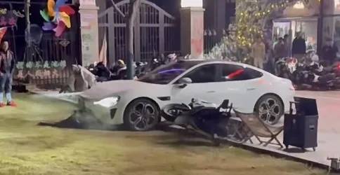 男子买新车后在群里炫耀被嘲<strong></p>
<p>货币etf购买技巧</strong>，持刀杀害一男子后开车撞向咖啡店？警方通报