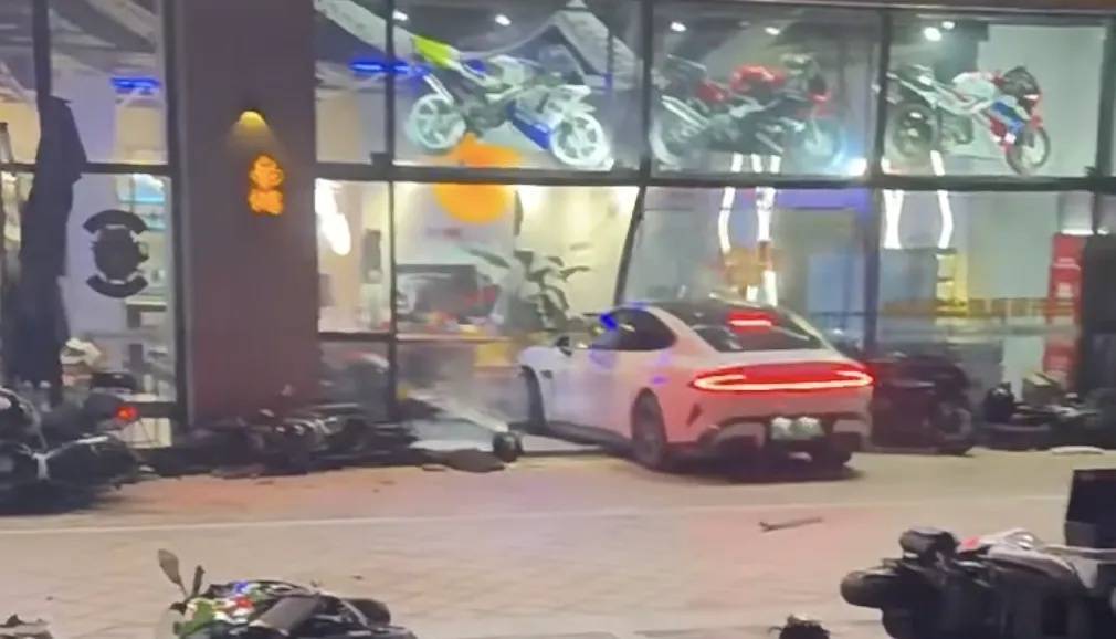 男子买新车后在群里炫耀被嘲<strong></p>
<p>货币etf购买技巧</strong>，持刀杀害一男子后开车撞向咖啡店？警方通报