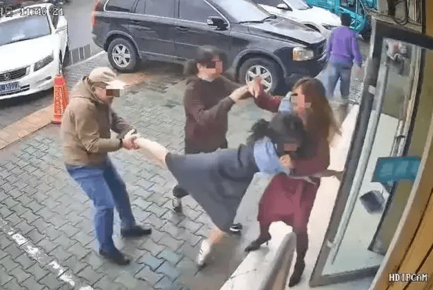 公职夫妻因挪车将女子打骨折<strong></p>
<p>货币etf购买技巧</strong>，想40万私了？通报来了