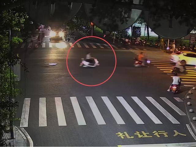 一女子肇事逃逸后仍去逛街<strong></p>
<p>货币资金交易成本过高</strong>,被抓后竟称:是路人劝我走的