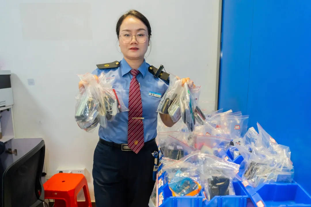 6天捡1000张身份证<strong></p>
<p>货币资金交易成本过高</strong>！高铁站工作人员回应