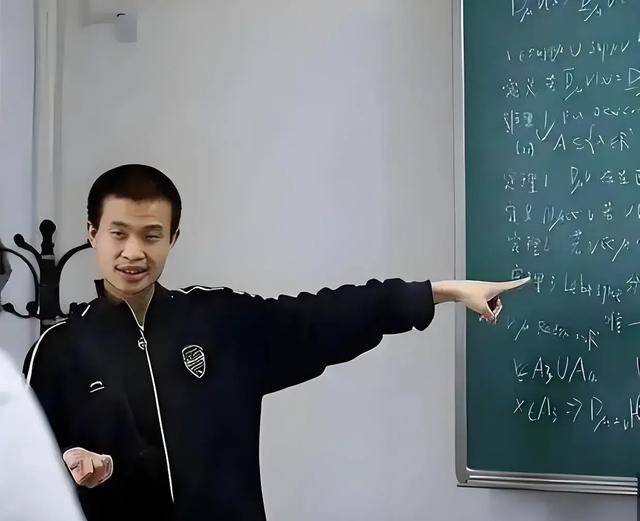 韦东奕上课照片走红<strong></p>
<p>行者软件使用方法</strong>，新发型吸睛，网友：板书真漂亮，可惜看不懂