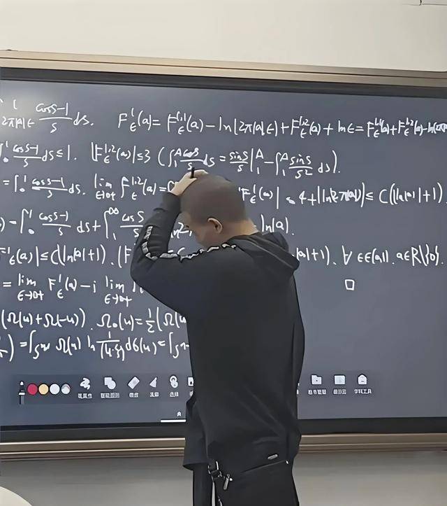 韦东奕上课照片走红<strong></p>
<p>行者软件使用方法</strong>，新发型吸睛，网友：板书真漂亮，可惜看不懂