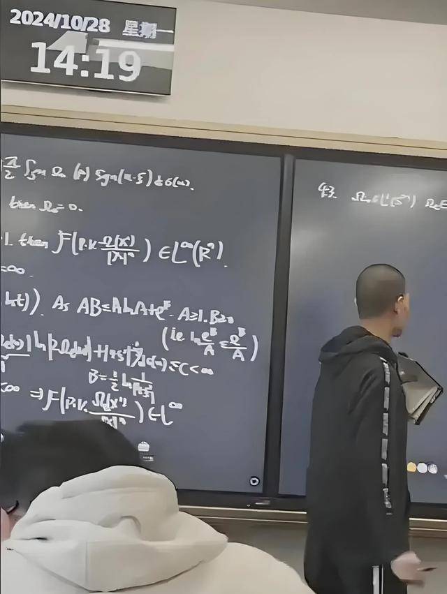 韦东奕上课照片走红<strong></p>
<p>行者软件使用方法</strong>，新发型吸睛，网友：板书真漂亮，可惜看不懂