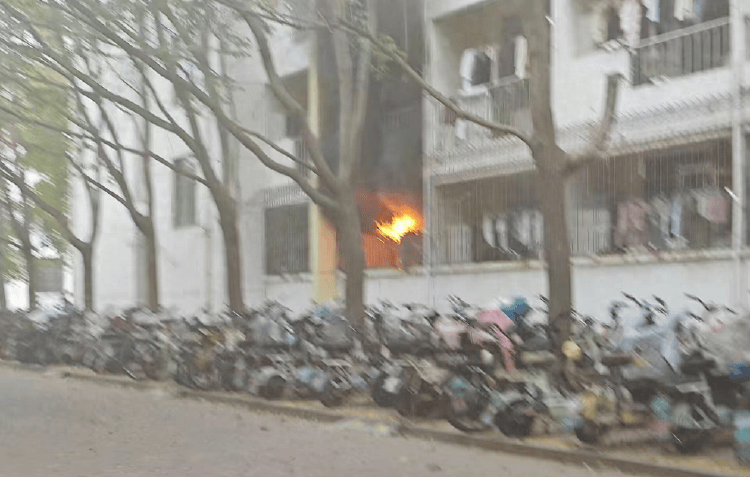 女生宿舍起火<strong></p>
<p>炒币机器人有哪些</strong>，楼栋闸机成撤离“拦路虎”，警务室：刷脸是为保障安全