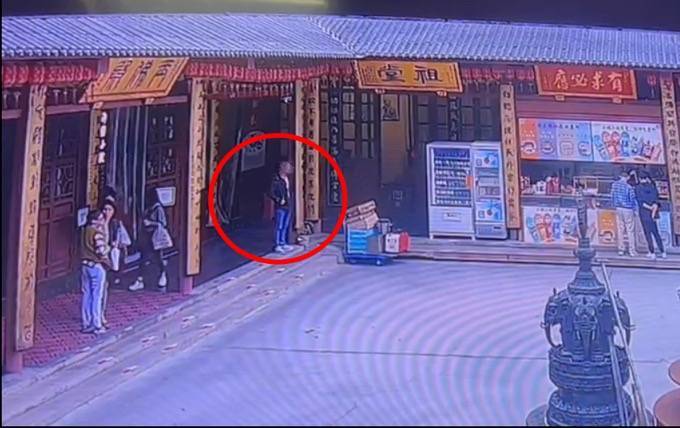 自制缠满双面胶的铁片，男子在寺庙内盗窃功德箱被行拘