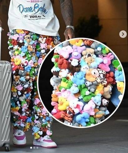 “打破时尚常规”<strong></p>
<p>试述我国债券流通市场</strong>，美国一男子将200多个毛绒玩具缝在牛仔裤上