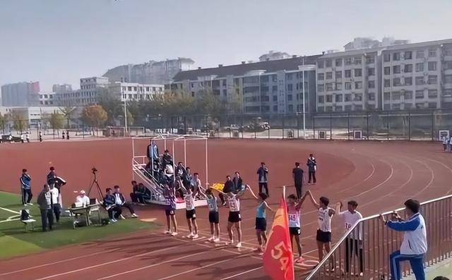 网传8名学生运动会携手冲刺被开除 教育局:不存在