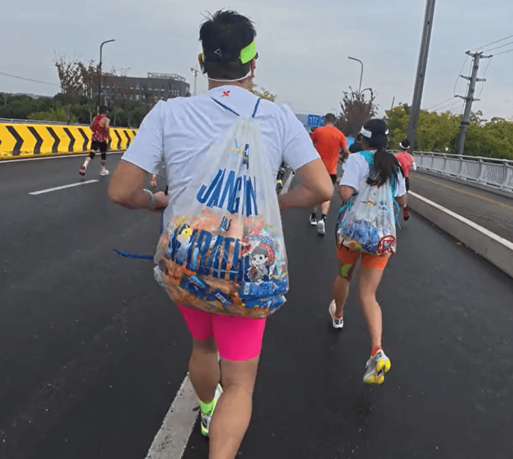 苏州马拉松一男一女将给选手的免费零食打包“负重”奔跑<strong></p>
<p>truechain币行情</strong>？主办方回应