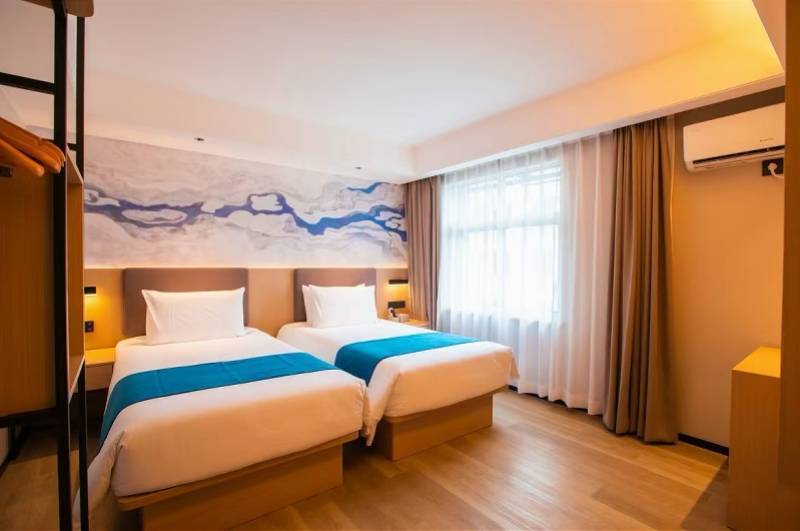 情侣自曝凌晨在深圳一酒店遭两男子刷卡闯进<strong></p>
<p>链圈</strong>！店家称警方介入