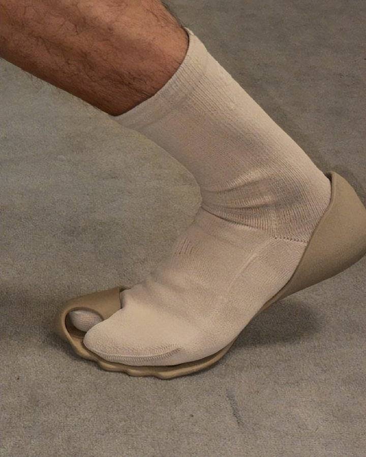 巴黎世家这鞋要卖1万多<strong></p>
<p>币圈一般去哪个论坛</strong>？网友看傻：确定不是鞋垫？