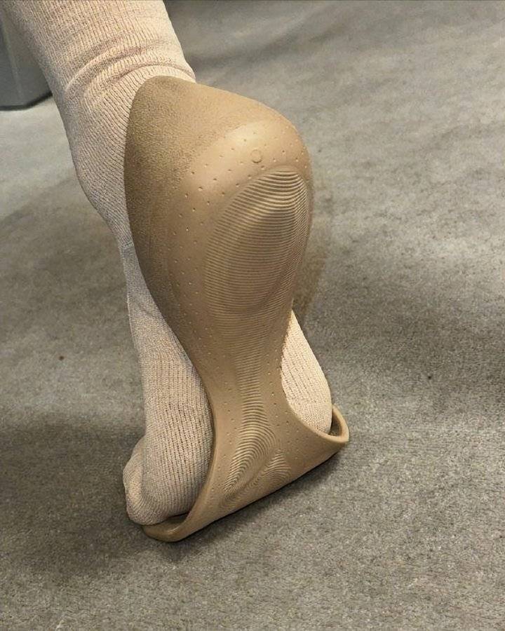 巴黎世家这鞋要卖1万多<strong></p>
<p>币圈一般去哪个论坛</strong>？网友看傻：确定不是鞋垫？