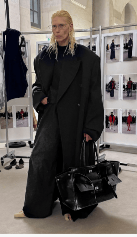 巴黎世家这鞋要卖1万多<strong></p>
<p>币圈一般去哪个论坛</strong>？网友看傻：确定不是鞋垫？