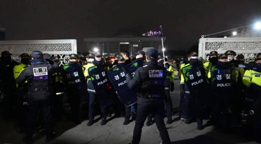 尹锡悦险中求稳：戒严风波逆转<strong></p>
<p>债券在途交易市场</strong>，国民力量党撑腰，李在明盼破局！