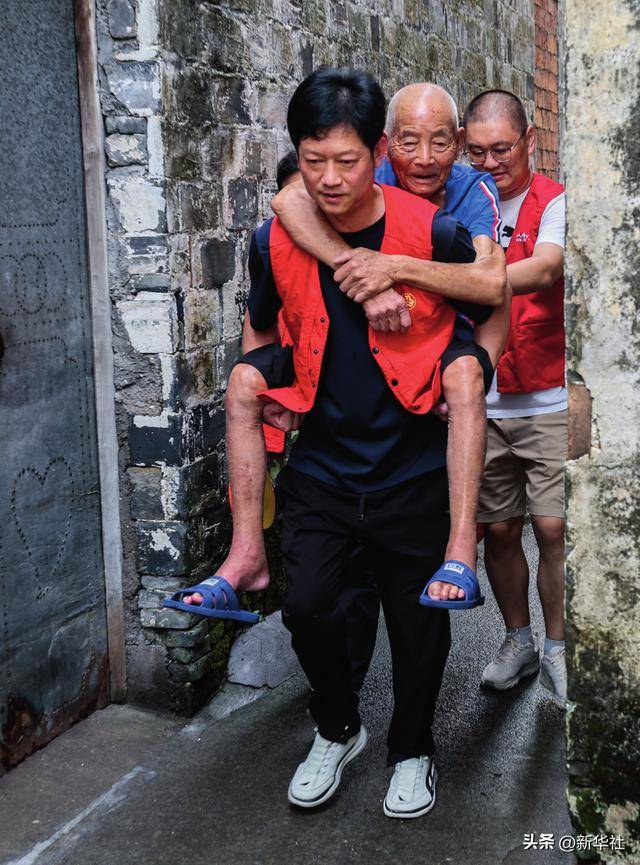 瞭望·治国理政纪事｜“<strong></p>
<p>债券在途交易市场</strong>我也是个老基层”