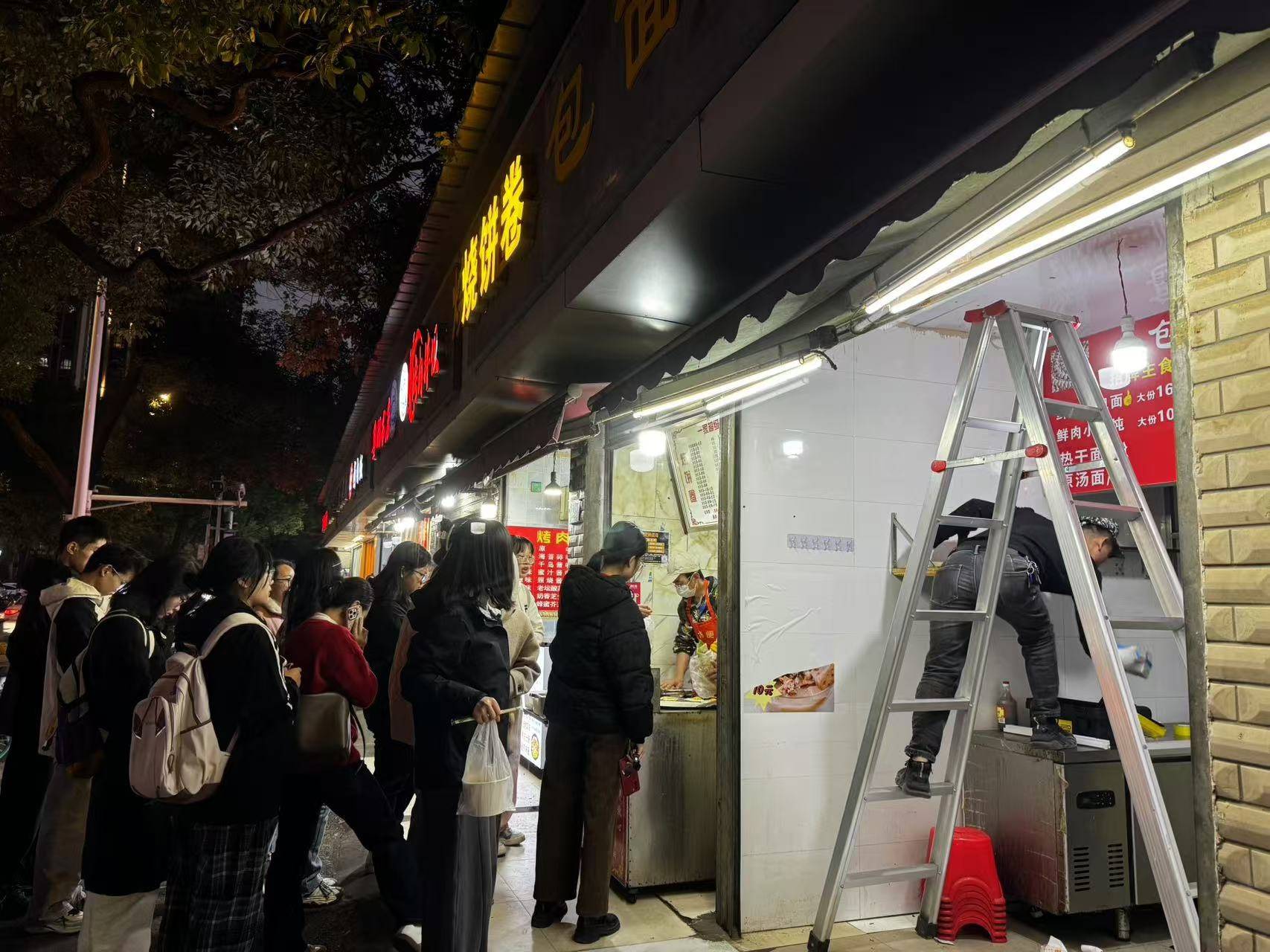 小伙租下门面后问路人“该干点啥好”<strong></p>
<p>债券在途交易市场</strong>,收获上百条留言,最后决定做红油包子