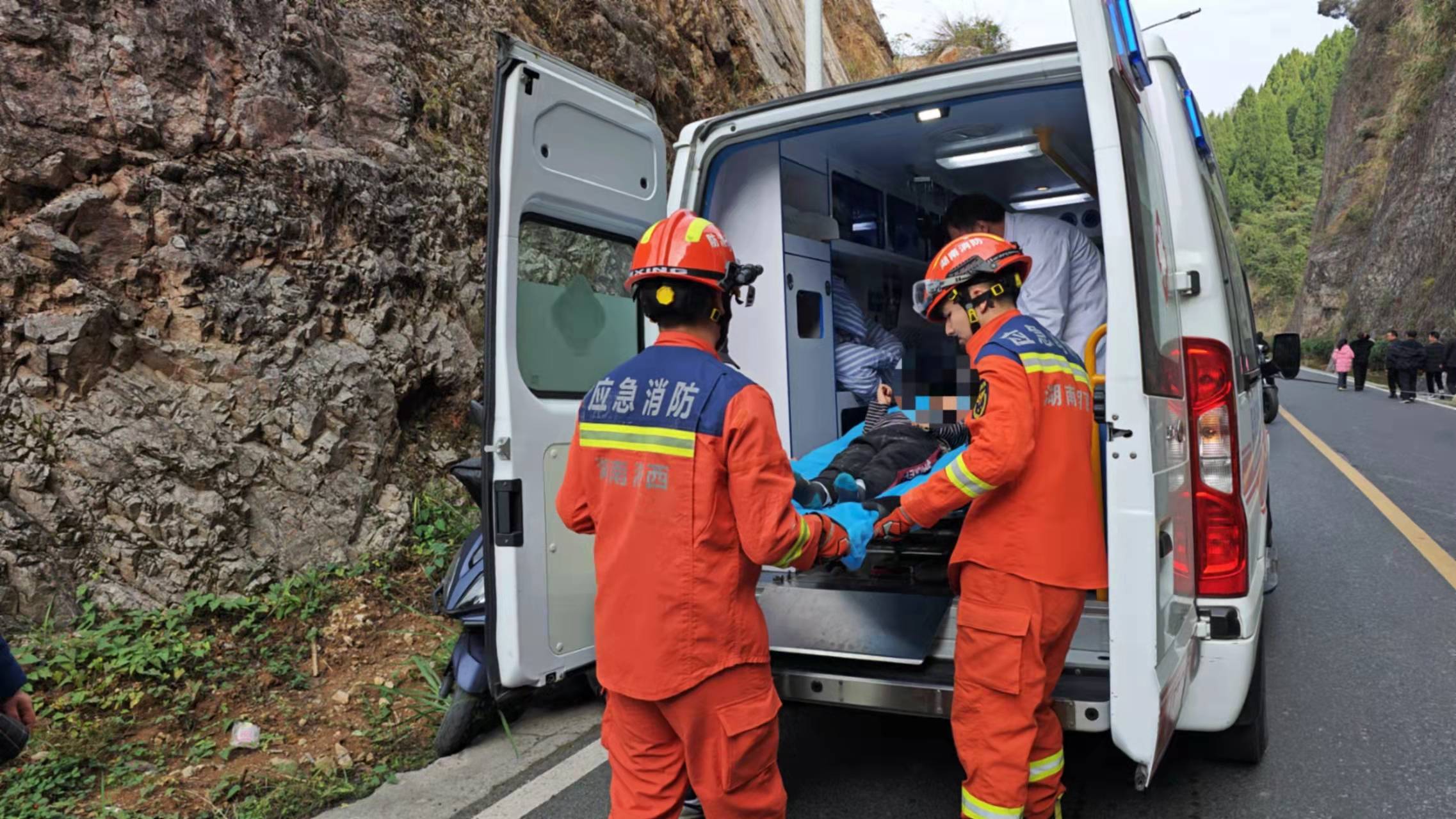 奇迹!湘西6岁男孩滑下40米高悬崖<strong></p>
<p>债券在途交易市场</strong>,找到时还能说话!救援人员分析生还原因