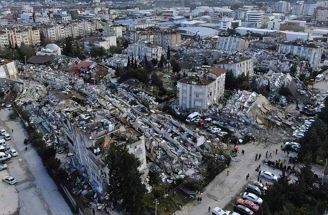 沉默24小时后<strong></p>
<p>公信宝币跌得没了</strong>，阿萨德终于发声，交出总统权力，叙利亚一夜变天