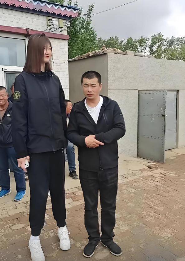 女孩身高2米26貌美如花<strong></p>
<p>货币互换的风险有哪些</strong>,妈妈天天发愁:白长这么漂亮,没人敢追