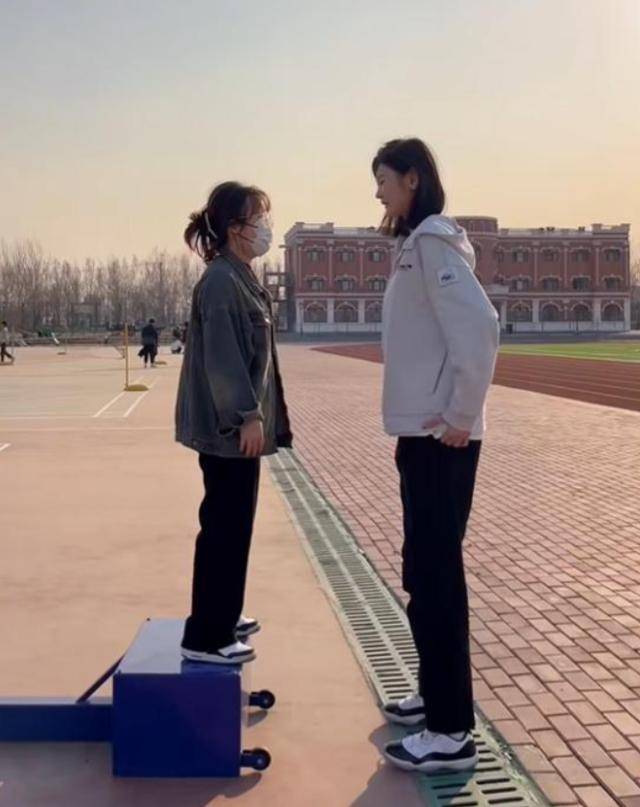 女孩身高2米26貌美如花<strong></p>
<p>货币互换的风险有哪些</strong>,妈妈天天发愁:白长这么漂亮,没人敢追