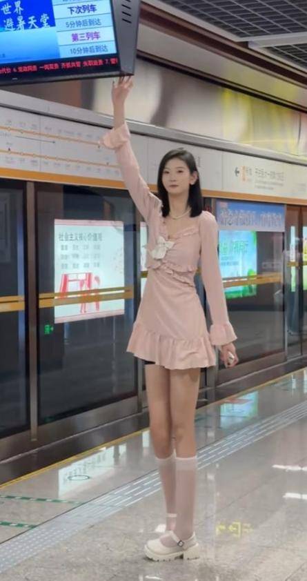 女孩身高2米26貌美如花<strong></p>
<p>货币互换的风险有哪些</strong>,妈妈天天发愁:白长这么漂亮,没人敢追