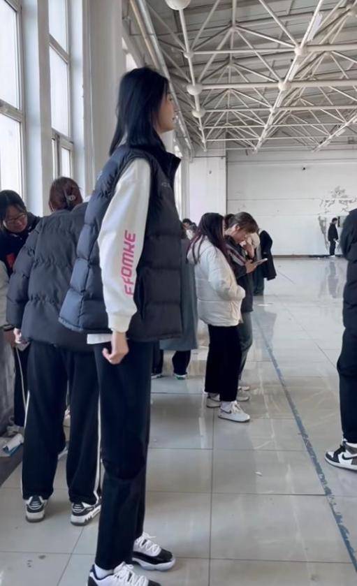 女孩身高2米26貌美如花<strong></p>
<p>货币互换的风险有哪些</strong>,妈妈天天发愁:白长这么漂亮,没人敢追