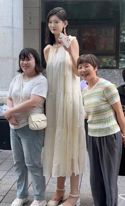 女孩身高2米26貌美如花<strong></p>
<p>货币互换的风险有哪些</strong>,妈妈天天发愁:白长这么漂亮,没人敢追