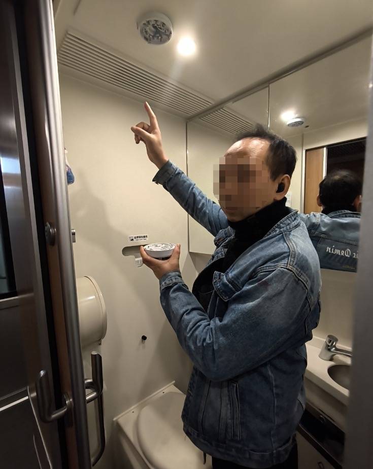 男子为了在动车抽烟防止被查，竟把烟雾报警器给拆了！铁警：拘留