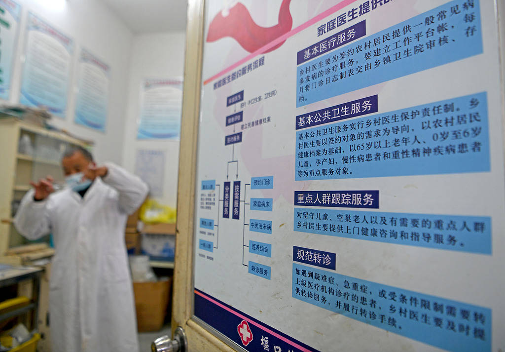 村医开卫生室年入近20万，村民买10块钱药也要讲价