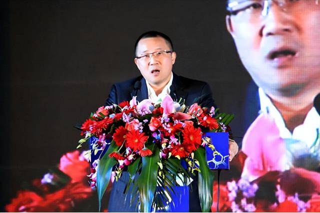 富商周旭辉<strong></p>
<p>币圈inchat</strong>，44岁娶小12岁女星童蕾，获刑3年后，妻女过得如何？