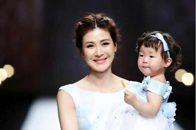 富商周旭辉<strong></p>
<p>币圈inchat</strong>，44岁娶小12岁女星童蕾，获刑3年后，妻女过得如何？