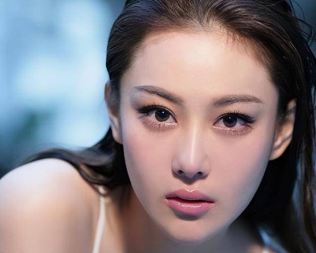 富商周旭辉<strong></p>
<p>币圈inchat</strong>，44岁娶小12岁女星童蕾，获刑3年后，妻女过得如何？