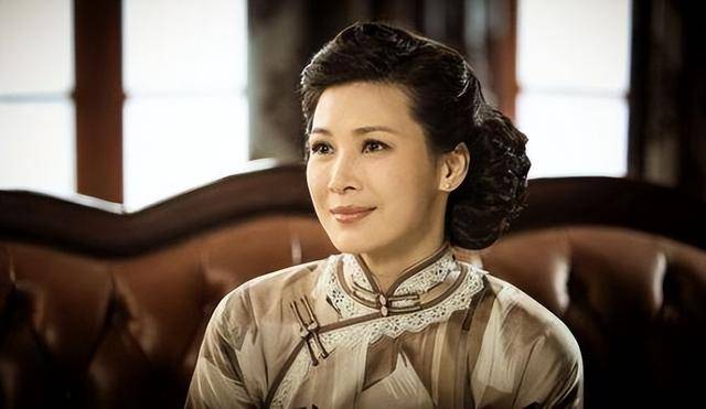 富商周旭辉<strong></p>
<p>币圈inchat</strong>，44岁娶小12岁女星童蕾，获刑3年后，妻女过得如何？