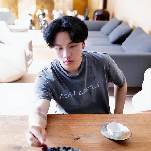 陈坤的儿子已成年<strong></p>
<p>inchat币应</strong>，容貌开始显现母亲的基因，像谁可以认得出吗？