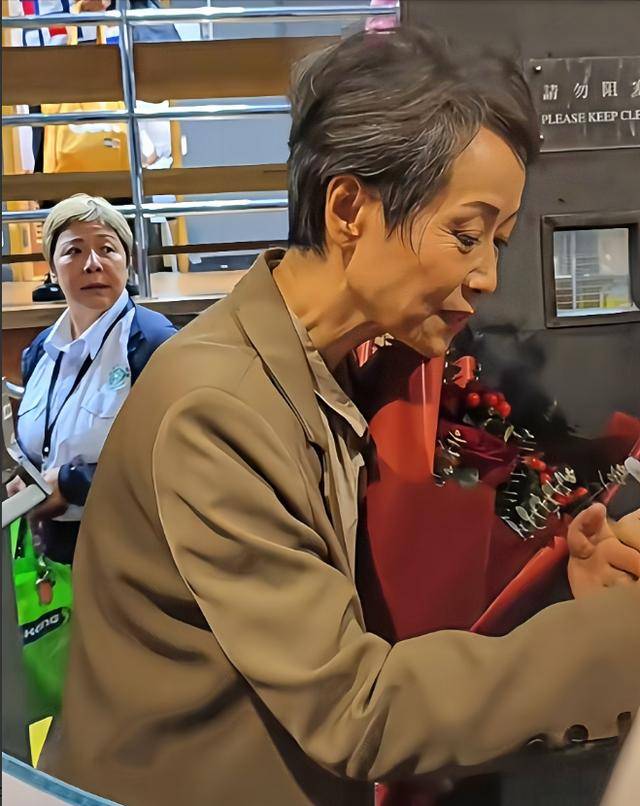 曝61岁叶童香港行生图<strong></p>
<p>炒币书籍网盘下载</strong>，身材干瘪脸上画大浓妆，多人追着索要签名