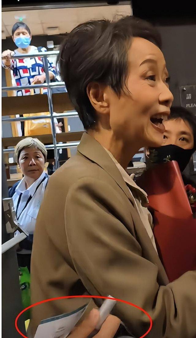 曝61岁叶童香港行生图<strong></p>
<p>炒币书籍网盘下载</strong>，身材干瘪脸上画大浓妆，多人追着索要签名