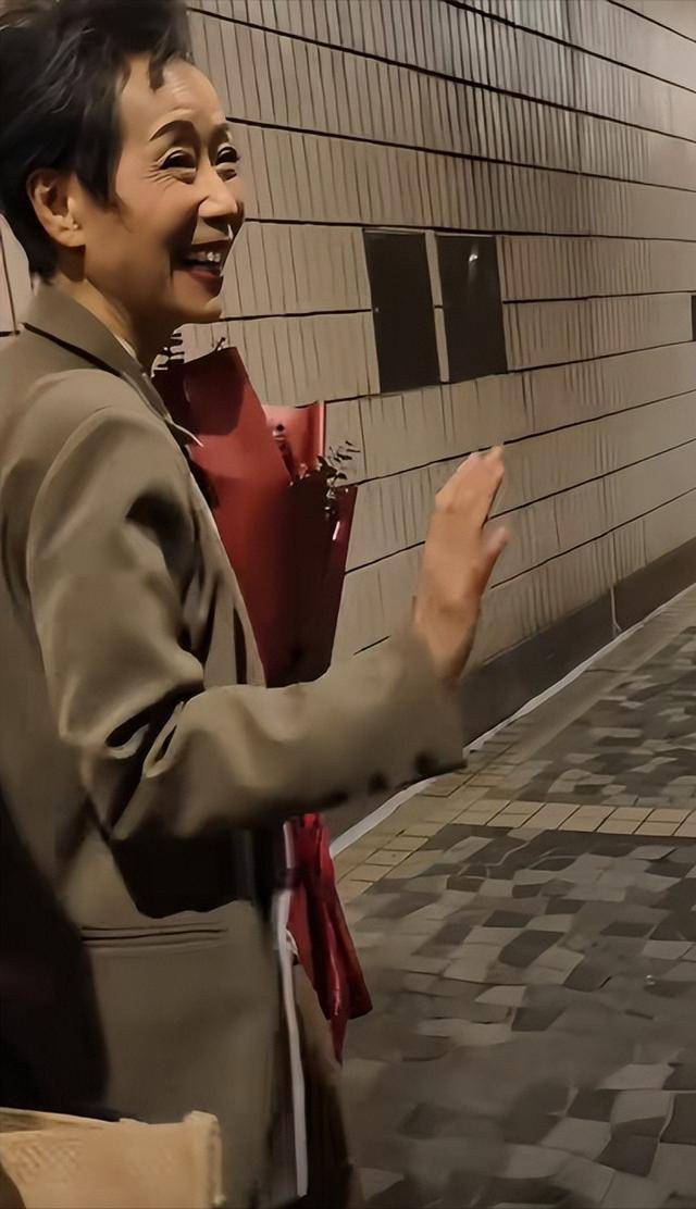 曝61岁叶童香港行生图<strong></p>
<p>炒币书籍网盘下载</strong>，身材干瘪脸上画大浓妆，多人追着索要签名